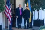 Tổng thống Mỹ Donald Trump trong cuộc gặp người đồng cấp Ukraine Volodymyr Zelensky tại Washington DC., ngày 17-10. Ảnh tư liệu: THX/TTXVN
