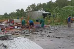 Lốc xoáy giật sập và tốc mái nhiều nhà tại Cà Mau