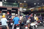 TPHCM: Người dân chen chúc đổ xăng, nhiều nơi thông báo hết xăng
