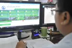 Người dân có thể tra cứu các thủ tục hành chính quận 12 ở bất cứ đâu qua cổng dịch vụ công trực tuyến. Ảnh: CAO THĂNG
