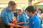 Phó Chủ tịch Thường trực LĐLĐ TPHCM Trần Đoàn Trung gửi lì xì chúc mừng năm mới đến gia đình công nhân tham gia chương trình “Gia đình công nhân lao động vui tết cùng thành phố” năm 2025