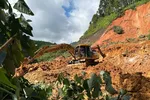 Đơn vị quản lý đường bộ huy động nhiều máy móc để nỗ lực khắc phục sạt lở trên Quốc lộ 48 qua xã Thông Thụ
