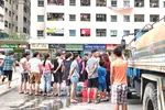 Người dân tại nhiều khu vực ở Hà Nội phải xếp hàng chờ lấy nước từ xe bồn vì nước sạch sông Đà nhiễm mùi lạ. Ảnh: QUỐC KHÁNH
