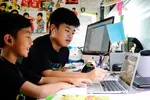 Dạy – học trực tuyến bậc tiểu học: Khó cho cả học sinh và phụ huynh