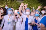 BV Bạch Mai kết thúc cách ly, y bác sĩ vỡ òa hạnh phúc