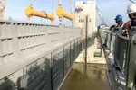 Lắp cửa van ngăn triều lớn nhất Việt Nam