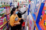 Chọn sách giáo khoa năm học mới tại nhà sách Nguyễn Văn Cừ, huyện Bình Chánh, TPHCM Ảnh: HOÀNG HÙNG