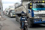 Người đi đường đối mặt hiểm nguy khi xe tải, container lưu thông ken dày trên đường Nguyễn Duy Trinh.