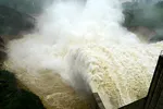 Thủy điện miền Trung tiếp tục xả lũ để đón cơn bão số 8