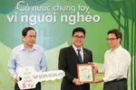 Phó Thủ tướng Vũ Đức Đam và Chủ tịch Ủy ban Trung ương Mặt trận Tổ quốc Việt Nam Trần Thanh Mẫn tiếp nhận ủng hộ từ Tập đoàn Novaland.