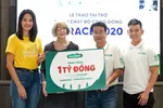Ông Võ Hoàng Anh - Giám đốc tiếp thị cấp cao NutiMilk trao tặng 1 tỷ đồng cho đại diện hai tổ chức xã hội là Newborns Việt Nam và Operation Smile.