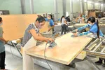 Sản xuất đồ gỗ xuất khẩu tại Công ty cổ phần Trường Thành Ảnh: CAO THĂNG