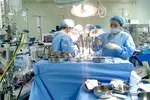 Các bác sĩ phẫu thuật cho bệnh nhân thành công.