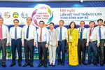 Đại diện lãnh đạo TPHCM và 5 tỉnh vùng Đông Nam bộ xúc tiến kết nối du lịch. Ảnh: ĐÌNH DƯ