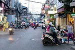 Đường Nguyễn Thượng Hiền thành "phố ăn vặt"