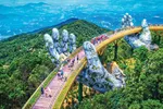 Cầu vàng Sun World trên đỉnh Ba Na Hills, tiếp tục được WTA bình chọn là cây cầu vàng hàng đầu châu Á năm 2020.