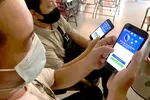 Sử dụng điện thoại di động thông minh ngày càng phổ biến Ảnh: HOÀNG HÙNG