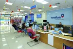 Khách hàng giao dịch tại Vietinbank