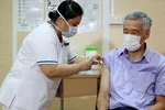 Thủ tướng Lý Hiển Long ngày 8-1-2021 trở thành thành viên đầu tiên của nội các Singapore tiêm vaccine ngừa Covid-19 - Ảnh: MINISTRY OF COMMUNICATIONS AND INFORMATION