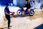 Hình ảnh nhóm đối tượng tạt sơn vào nhà cụ bà gần 90 tuổi ở quận Tân Bình được camera an ninh ghi lại