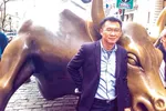 Tác giả bên con tượng con bò trước Sở Giao dịch TTCK New York trong chuyến công tác tại Mỹ năm 2014. 