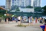 Bất chấp dịch Covid-19 phức tạp, người Hà Nội vẫn thả diều, đá bóng...