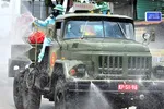 Quân đội phun khử khuẩn tại phường Thạnh Lộc, quận 12