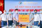 Ông Nguyễn Tất Thắng, Phó Tổng Giám đốc Tập đoàn T&T Group trao ủng hộ 7 tỷ đồng mua trang thiết bị và vật tư y tế cho TS.BS Nguyễn Văn Thường, Giám đốc Bệnh viện đa khoa Đức Giang.