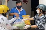 Phát cơm cho những hộ dân cách ly tại nhà ở P.Cô Giang, Q1, TPHCM