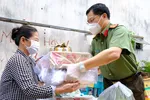 Lực lượng Công an TPHCM gõ cửa từng nhà bà con khó khăn trao nhu yếu phẩm