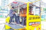 Xe cắt tóc lưu động ở bệnh viện dã chiến