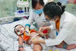 Các bác sĩ Bệnh viện Nhi đồng Thành phố chăm sóc bệnh nhi mắc sốt xuất huyết nặng