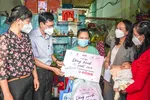 Phó Tổng Biên tập Báo SGGP Phạm Văn Trường trao hỗ trợ của chương trình tặng thai phụ Ảnh: DŨNG PHƯƠNG