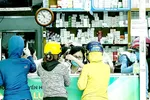Người dân mua thuốc hỗ trợ điều trị Covid-19 tại một cửa hàng thuốc ở quận 4. Ảnh: HOÀNG HÙNG