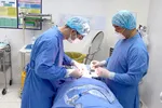 Bác sĩ Bệnh viện Da liễu phẫu thuật “sửa” tai biến cho một phụ nữ bị thủng đầu mũi do nhiễm khuẩn sau phẫu thuật nâng mũi