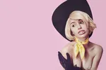 Nữ minh tinh Miley Cyrus với răng giả Miley Bob.