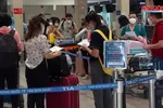 Sân bay Tân Sơn Nhất đông nghẹt người về quê ăn Tết