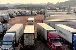 Mỗi khi phía Trung Quốc đóng cửa khẩu là hàng hóa Việt Nam xuất qua đường tiểu ngạch lại ùn ứ