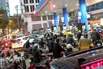 Đổ xô mua xăng dầu
