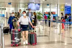 Khách du lịch nhập cảnh vào Việt Nam tại cảng HKQT Nội Bài trong ngày đầu mở cửa đón khách 15-3.