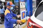 Giá xăng giảm tiếp về 28.153 đồng, giá dầu tăng trở lại 25.080 đồng/lít