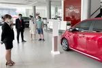 Người dân đi xem xe lắp ráp trong nước tại showroom KIA Phú Mỹ Hưng Ảnh: HOÀNG HÙNG