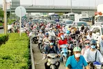 Quốc lộ 13 đoạn gần Bến xe Miền Đông bị ùn ứ khi nhiều phương tiện đổ về TPHCM