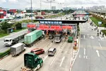 Thu phí không dừng tại Trạm thu phí xa lộ Hà Nội, TP Thủ Đức, TPHCM Ảnh: HOÀNG HÙNG