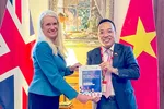 Quốc vụ khanh Bộ Ngoại giao Anh phụ trách châu Á Amanda Milling và Đại sứ Việt Nam tại Anh Nguyễn Hoàng Long khởi động Những ngày Việt Nam tại Vương quốc Anh. Ảnh TTXVN