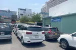 Nhiều ô tô xếp hàng chờ đăng kiểm tại Trung tâm 50-05V chi nhánh Hồng Hà (quận Tân Bình, TPHCM) Ảnh: THANH HẢI