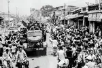 Nhân dân chào đón quân giải phóng tiến vào Sài Gòn. Ảnh: Tư liệu