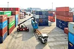 Vận chuyển container hàng hóa bằng đường bộ vẫn là lựa chọn ưu tiên của các doanh nghiệp. Ảnh chụp tại Cảng Cát Lái (TPHCM) Ảnh: HOÀNG HÙNG
