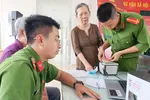 Công an quận 12, TPHCM làm thủ tục cấp CCCD gắn chip cho người dân Ảnh: Ngô Bình