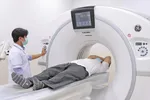 Bác sĩ Bệnh viện Ung bướu TPHCM chụp MRI tầm soát ung thư cho người bệnh